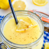 citroensaus met verse citroenen en nootmuskaat in een glazen pot